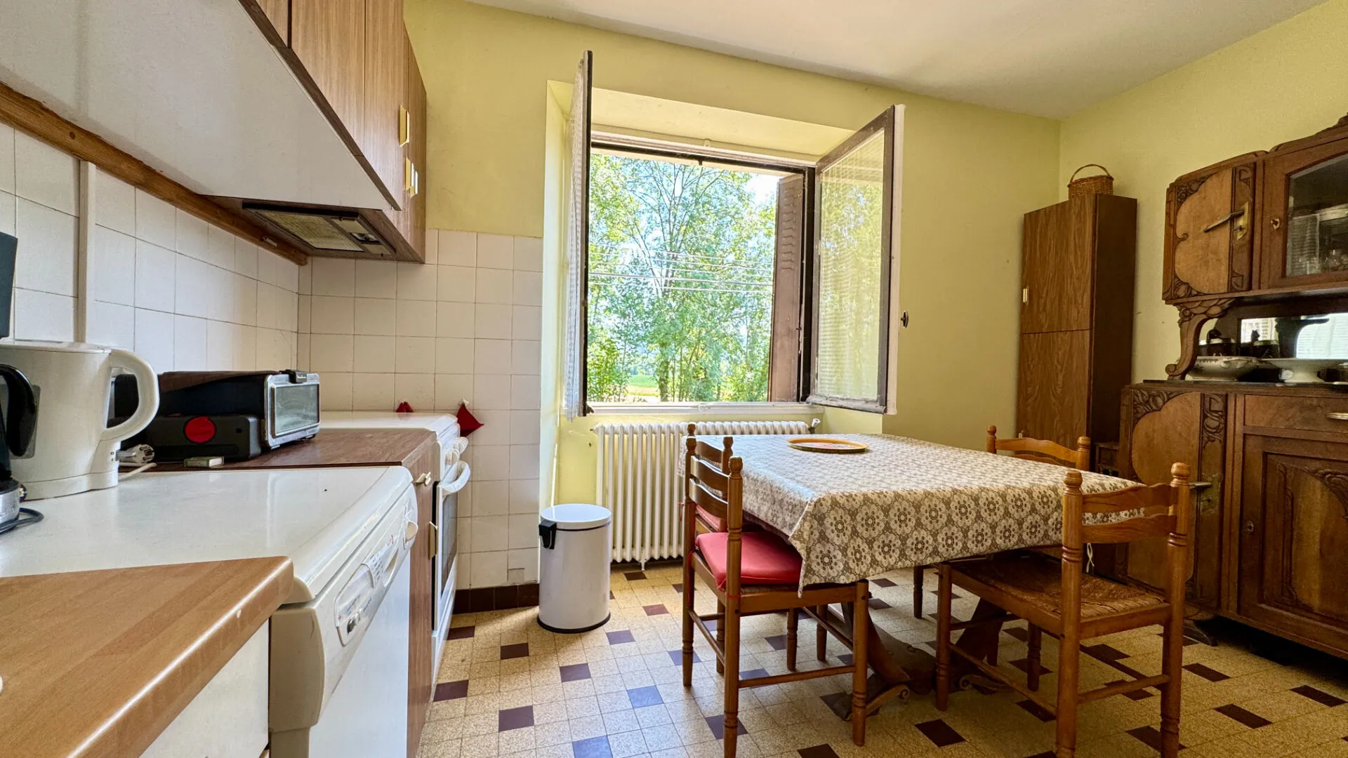 Frontenac, Lot : maison de village et 3 dépendances, terrain de 5 352 m² — photo 8
