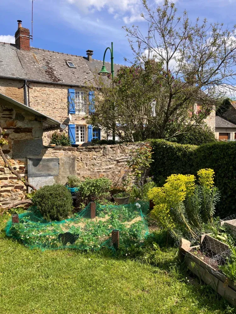 Maison de village en pierre avec jardin à Neuilly-le-Vendin, Mayenne — photo 2