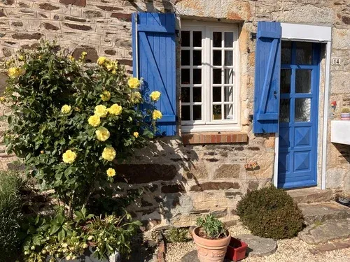 Maison de village en pierre avec jardin à Neuilly-le-Vendin, Mayenne — photo 3