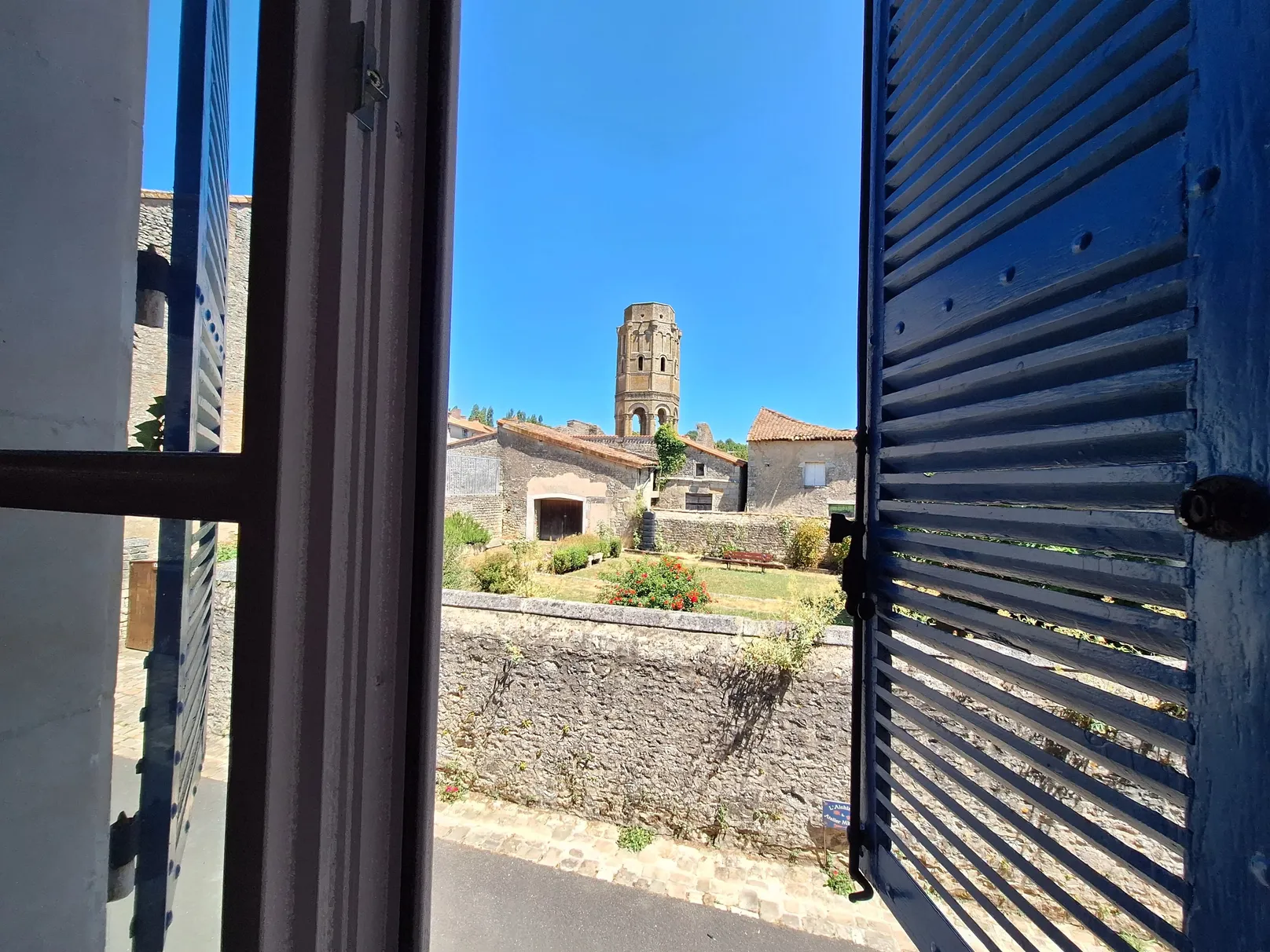 Village house to renovate with courtyard in Charroux, Vienne photo 2
