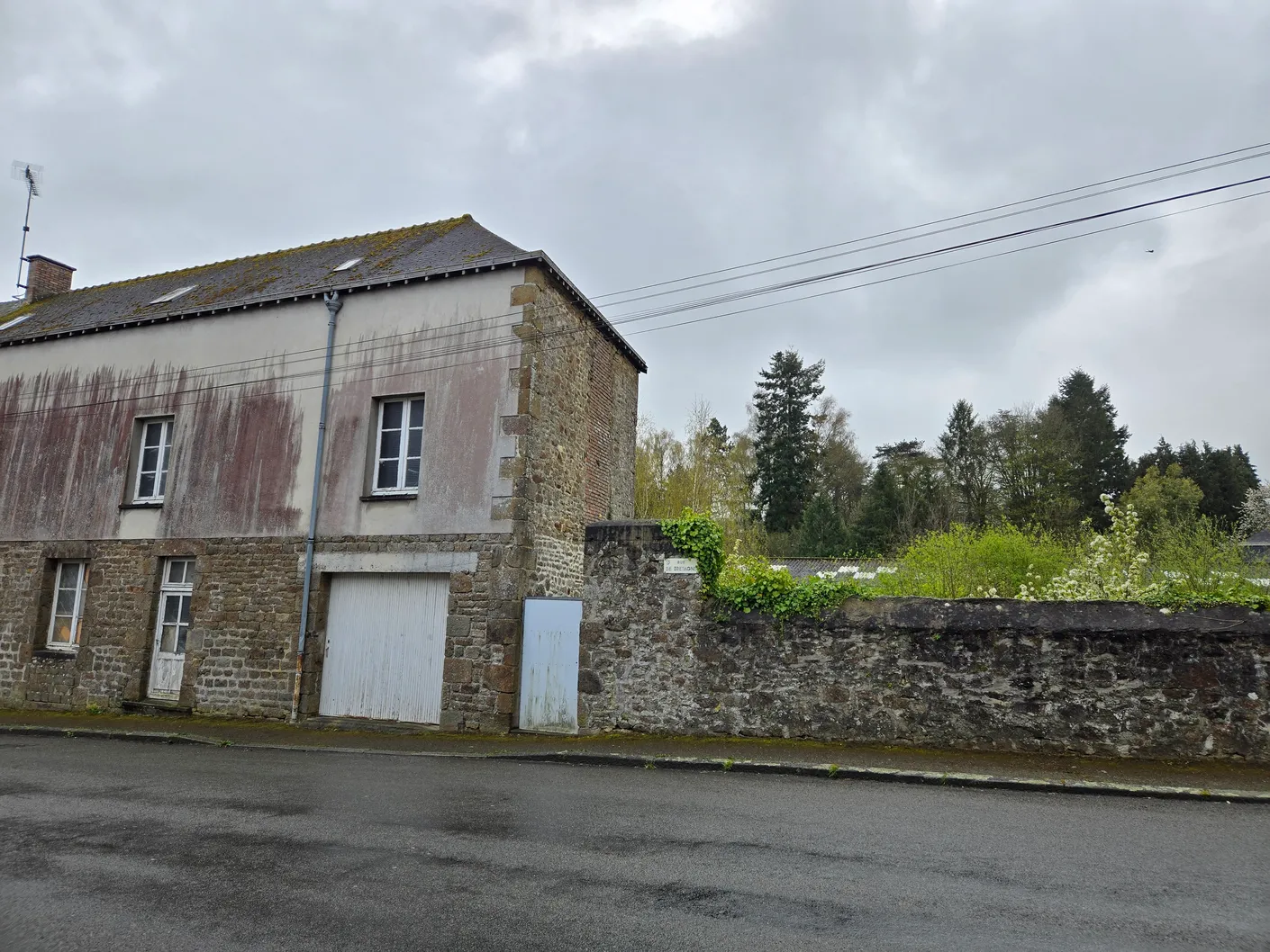 Maison de village à rénover avec jardin à Gorron, Mayenne — photo 3