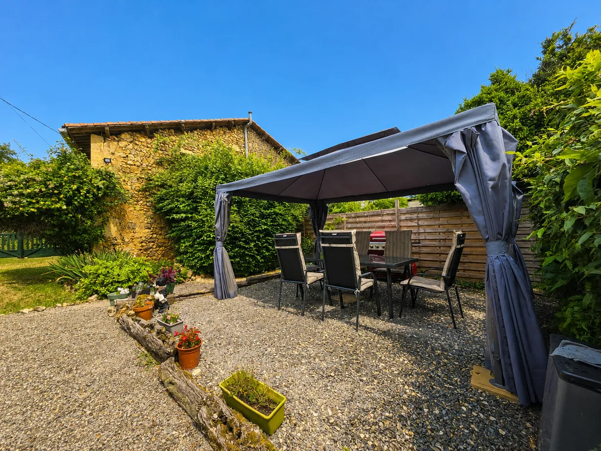 Maison de campagne rénovée avec grange et jardin à Suaux, Charente — photo 9