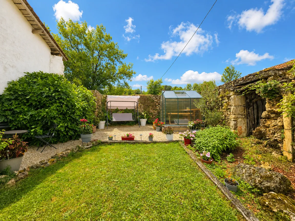 Maison de campagne rénovée avec grange et jardin à Suaux, Charente — photo 8