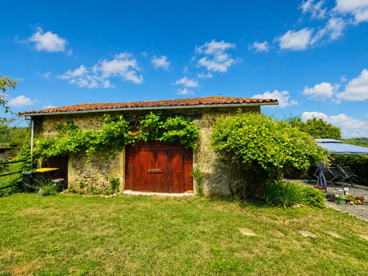 Maison de campagne rénovée avec grange et jardin à Suaux, Charente — photo 10
