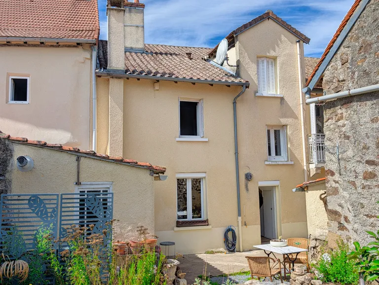 Maison de ville avec cour privée à Magnac-Laval, Haute-Vienne Photo du bien