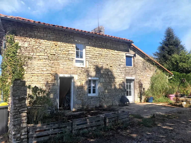 Maison de hameau en pierre avec jardin à Nanteuil-en-Vallée, Charente Photo du bien