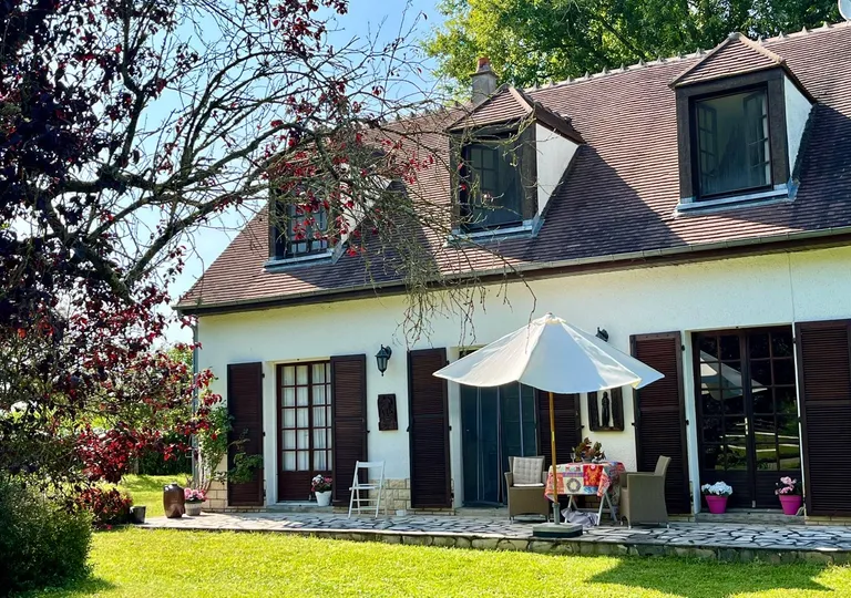 Maison de campagne rénovée avec jardin et garage à Rezay, Cher Photo du bien