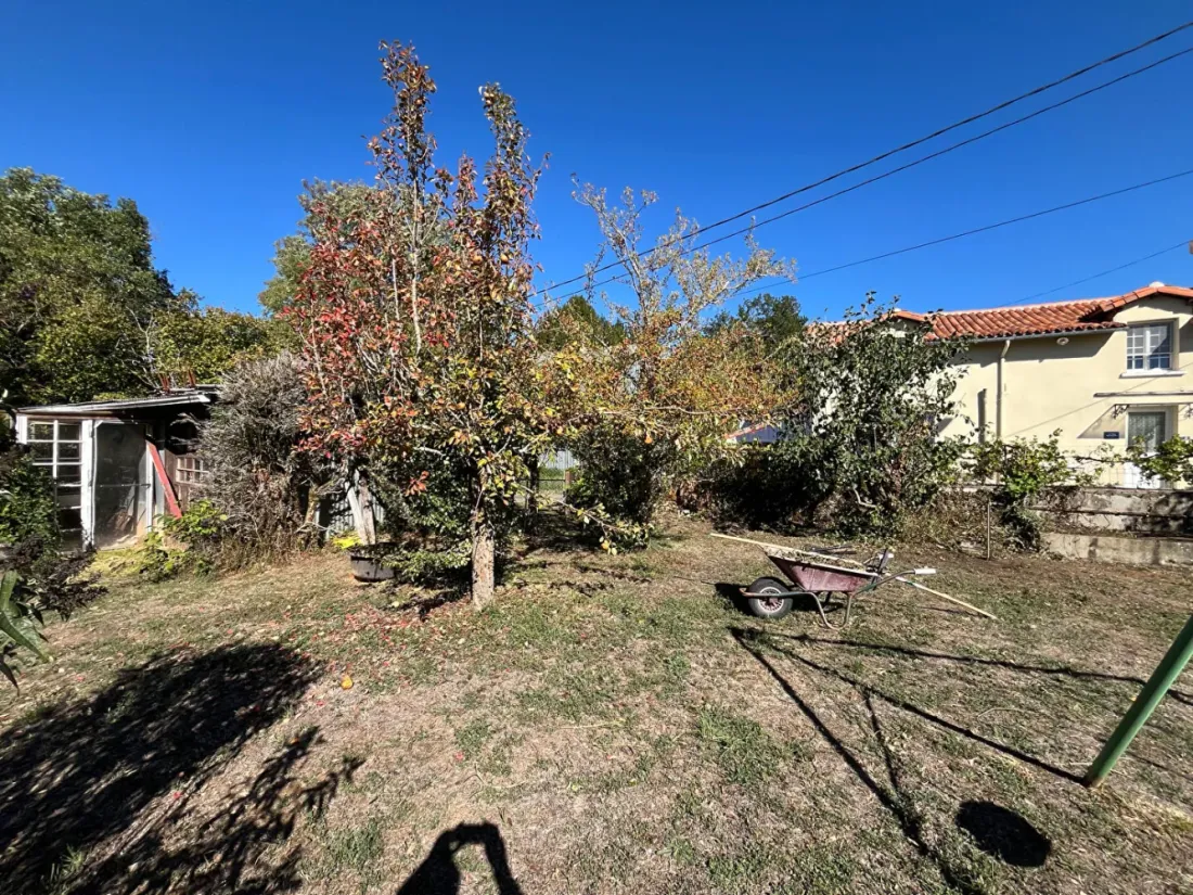 Maison en pierre à vendre près d’Usson-du-Poitou, Vienne, avec jardin et trois garages — photo 4