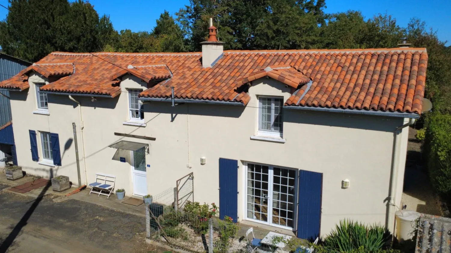 Maison en pierre à vendre près d’Usson-du-Poitou, Vienne, avec jardin et trois garages — photo 2