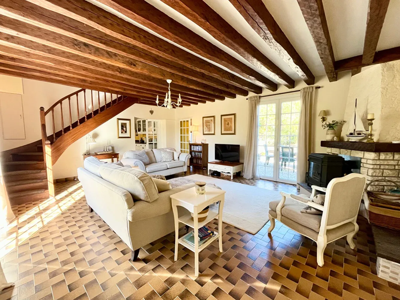 Maison en pierre à vendre près d’Usson-du-Poitou, Vienne, avec jardin et trois garages — photo 8