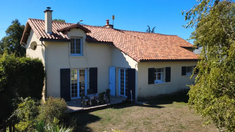 Maison en pierre à vendre près d’Usson-du-Poitou, Vienne, avec jardin et trois garages Photo du bien