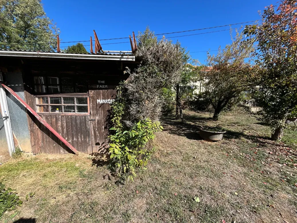 Maison en pierre à vendre près d’Usson-du-Poitou, Vienne, avec jardin et trois garages — photo 5