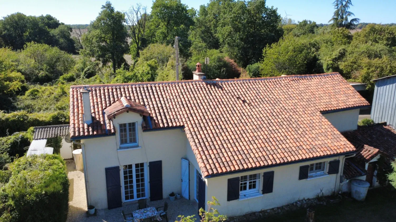 Maison en pierre à vendre près d’Usson-du-Poitou, Vienne, avec jardin et trois garages — photo 3