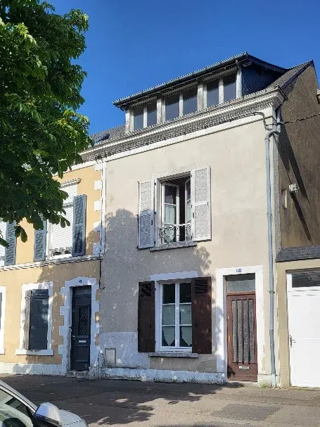 Maison de ville ancienne de trois niveaux avec cour à La Flèche Photo du bien