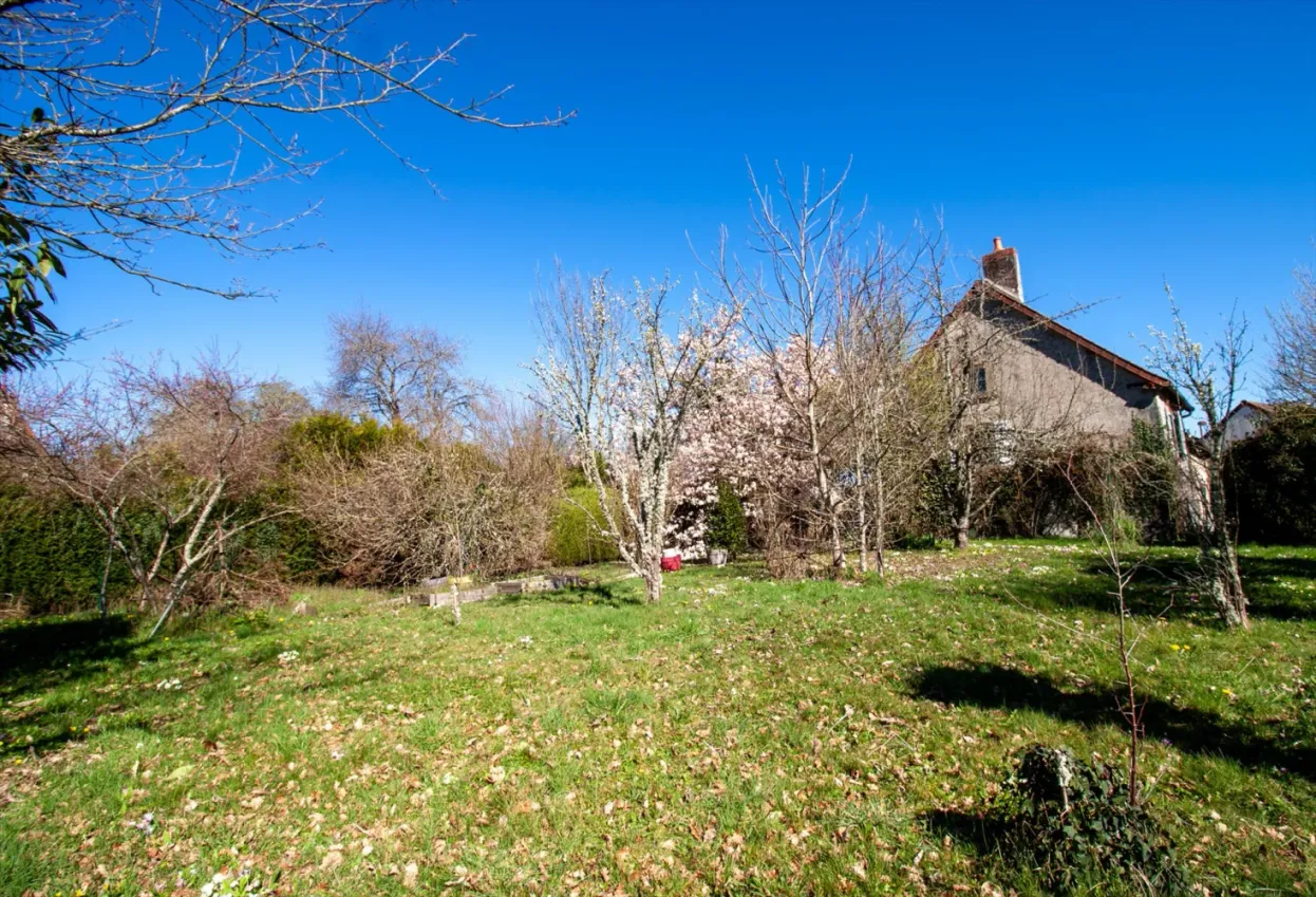 Stone house with courtyard, garden and barn in Saint-Sulpice-le-Guérétois, Creuse photo 7