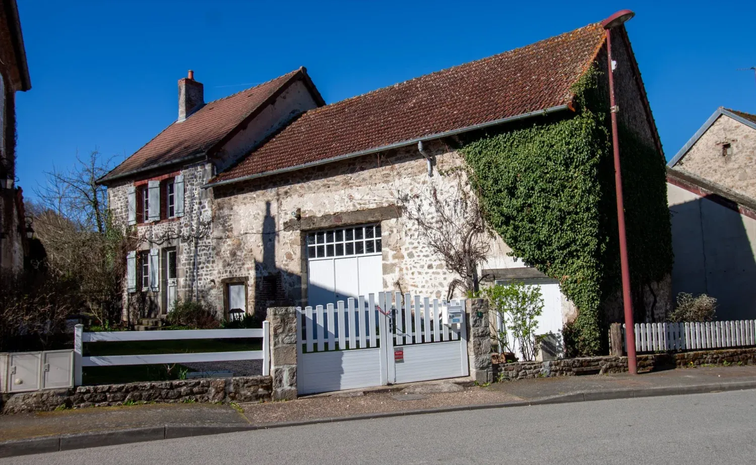 Stone house with courtyard, garden and barn in Saint-Sulpice-le-Guérétois, Creuse photo 2