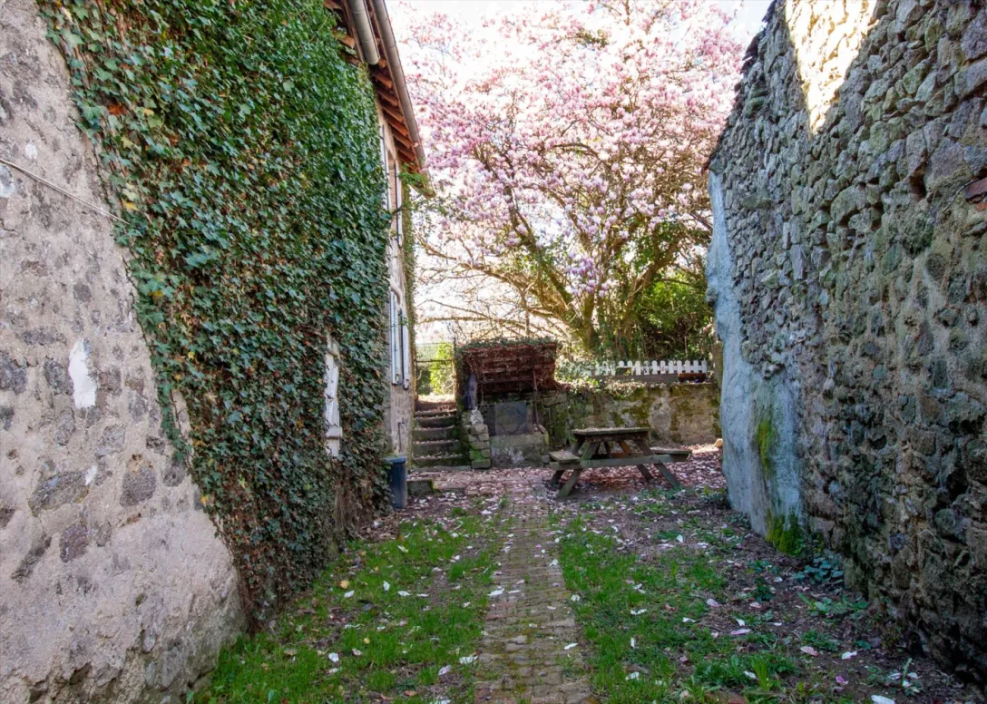 Stone house with courtyard, garden and barn in Saint-Sulpice-le-Guérétois, Creuse photo 3