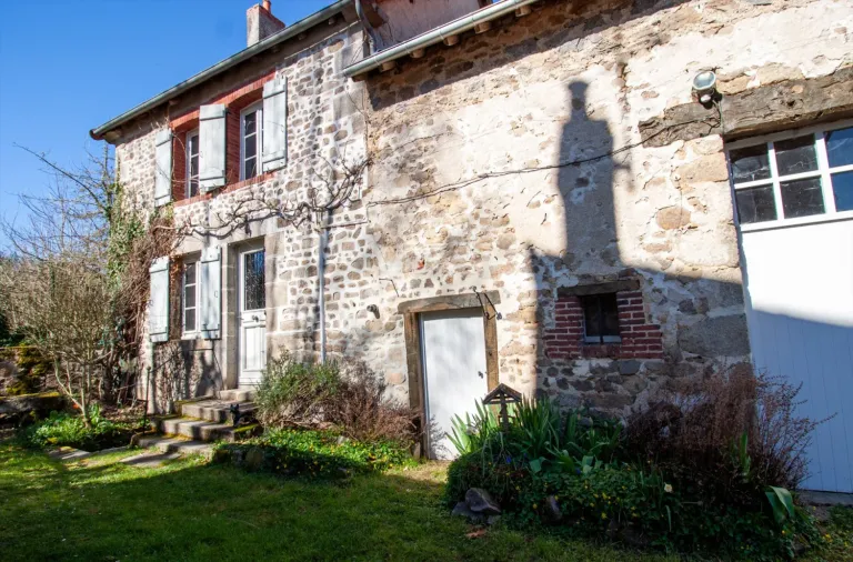 Stone house with courtyard, garden and barn in Saint-Sulpice-le-Guérétois, Creuse property photo