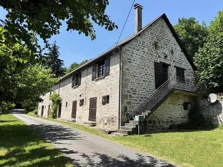 Maison ancienne en pierre et ardoise avec grange aménagée à Affieux