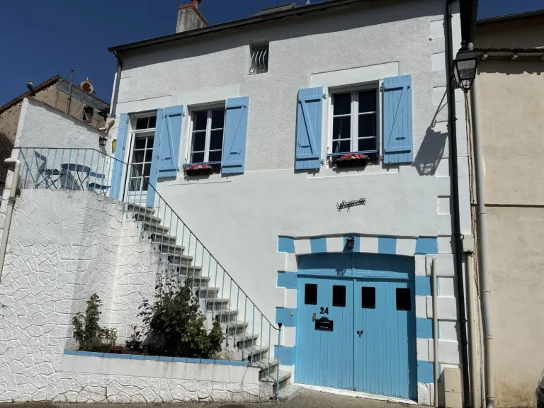 Maison de village rénovée avec vue sur la rivière à Brigueil-le-Chantre Photo du bien