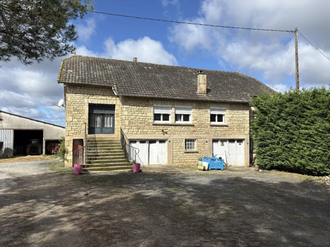 Propriété rurale avec deux maisons, dépendances et 4,5 hectares à Coubjours