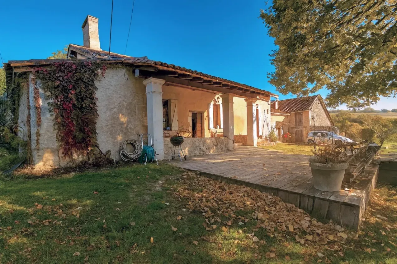 Maison en pierre dans un hameau paisible près de Ribérac