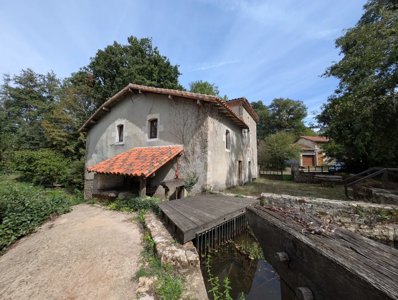 Propriété de caractère à rénover au bord de la Charente à Ambernac — photo 5