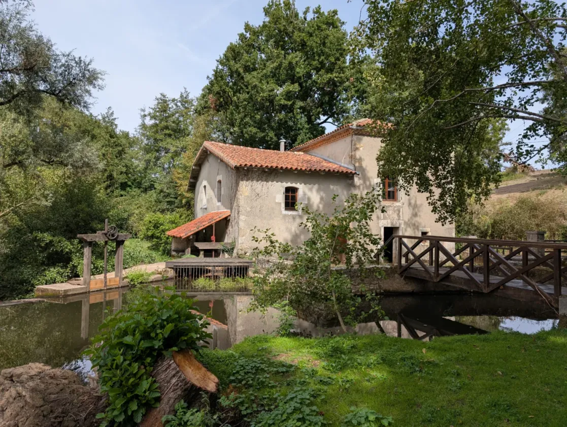 Propriété de caractère à rénover au bord de la Charente à Ambernac