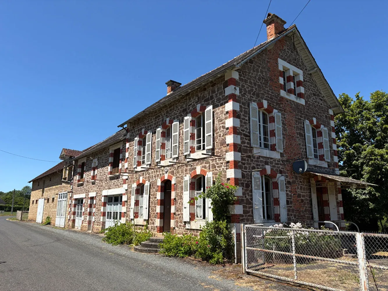 Maison de caractère à rénover avec dépendances à Ayen