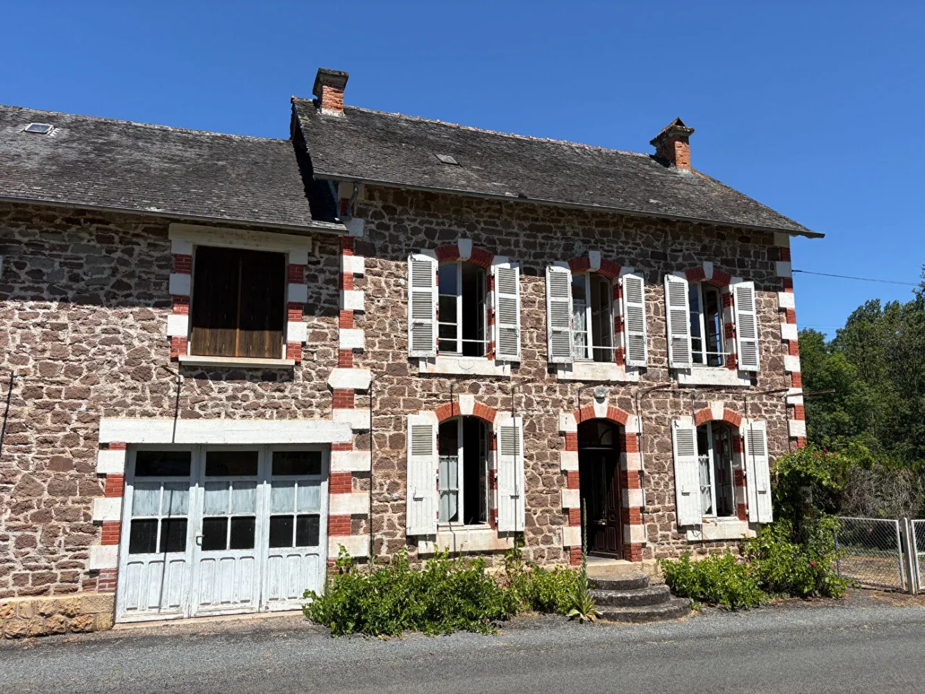 Maison de caractère à rénover avec dépendances à Ayen — photo 3