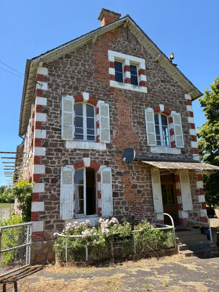 Maison de caractère à rénover avec dépendances à Ayen — photo 2