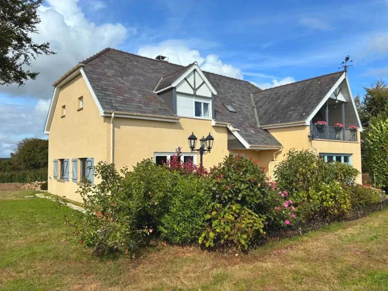Maison de village lumineuse avec jardin de 4 895 m² à Champ-du-Boult Photo du bien