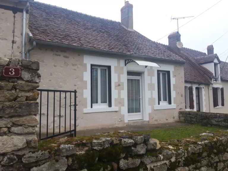 Maison de village de plain-pied rénovée avec jardin à Prissac Photo du bien