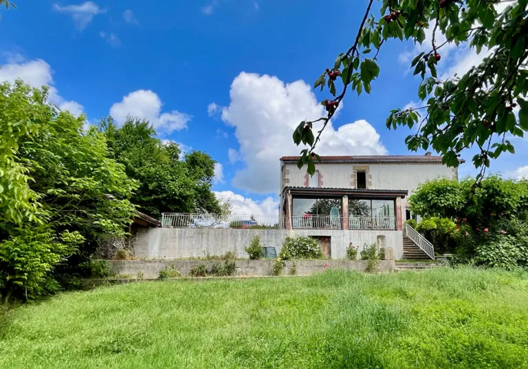 Maison de maître en pierre de 179 m² à Monclar, avec 899 m² de terrain Photo du bien