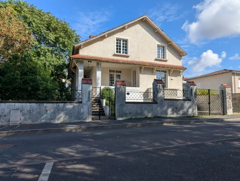 Maison de ville familiale à Montmorillon avec jardin et 194 m² habitables Photo du bien