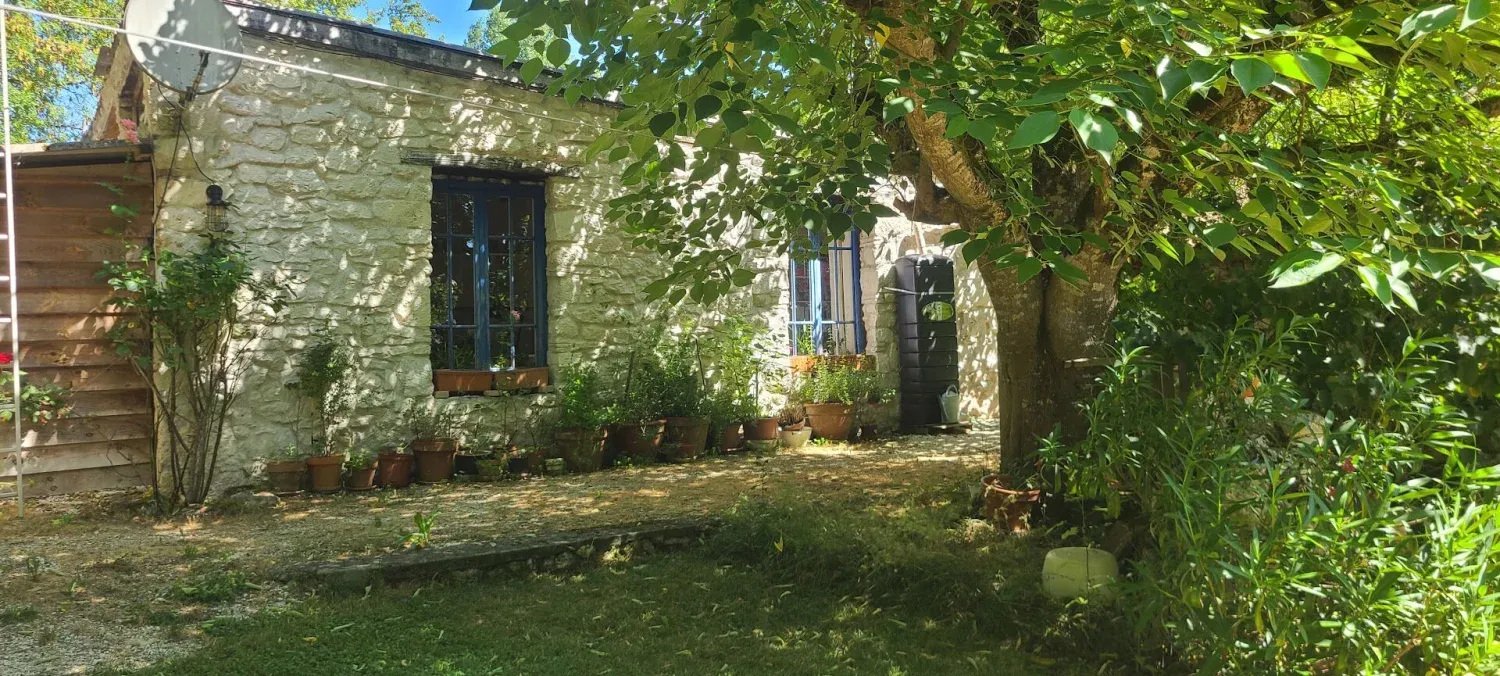 Maison ancienne en pierre à rénover à Fauroux, avec terrain arboré — photo 2