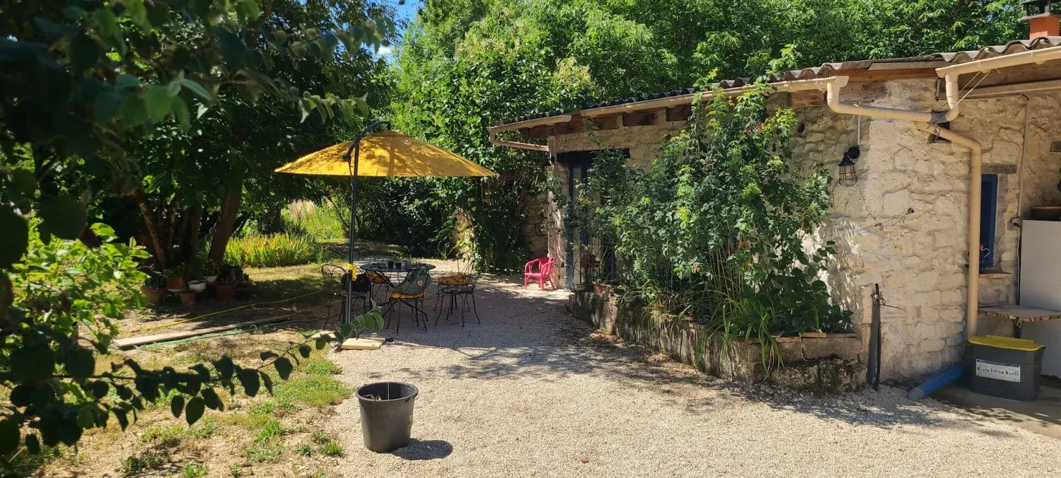 Maison ancienne en pierre à rénover à Fauroux, avec terrain arboré — photo 3