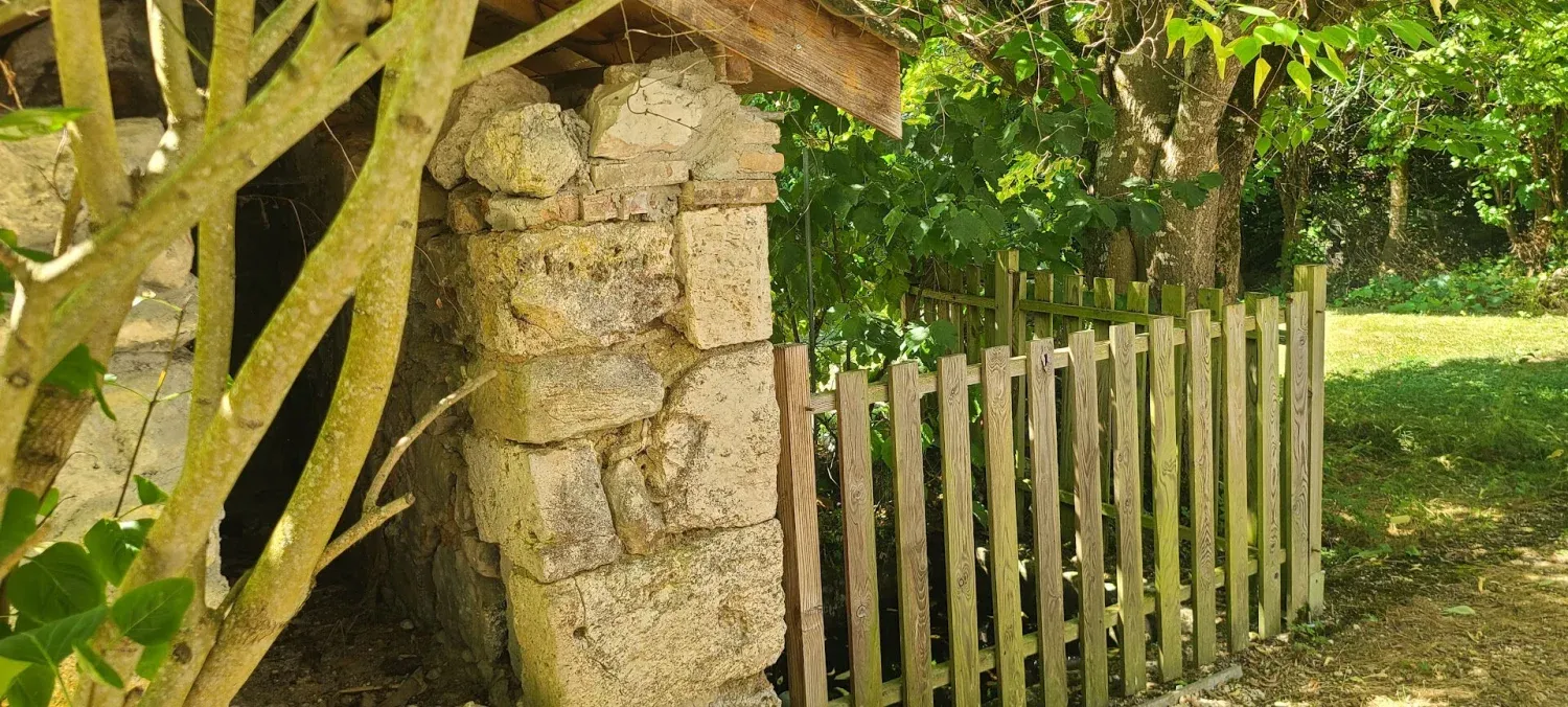 Maison ancienne en pierre à rénover à Fauroux, avec terrain arboré — photo 5