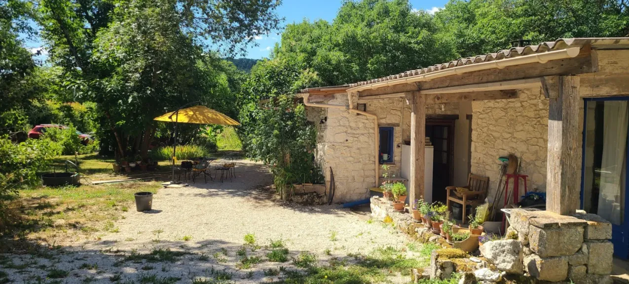 Maison ancienne en pierre à rénover à Fauroux, avec terrain arboré