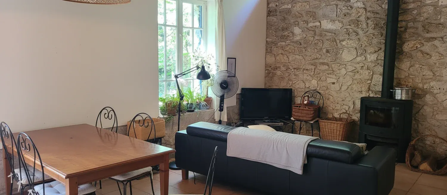 Maison ancienne en pierre à rénover à Fauroux, avec terrain arboré — photo 10