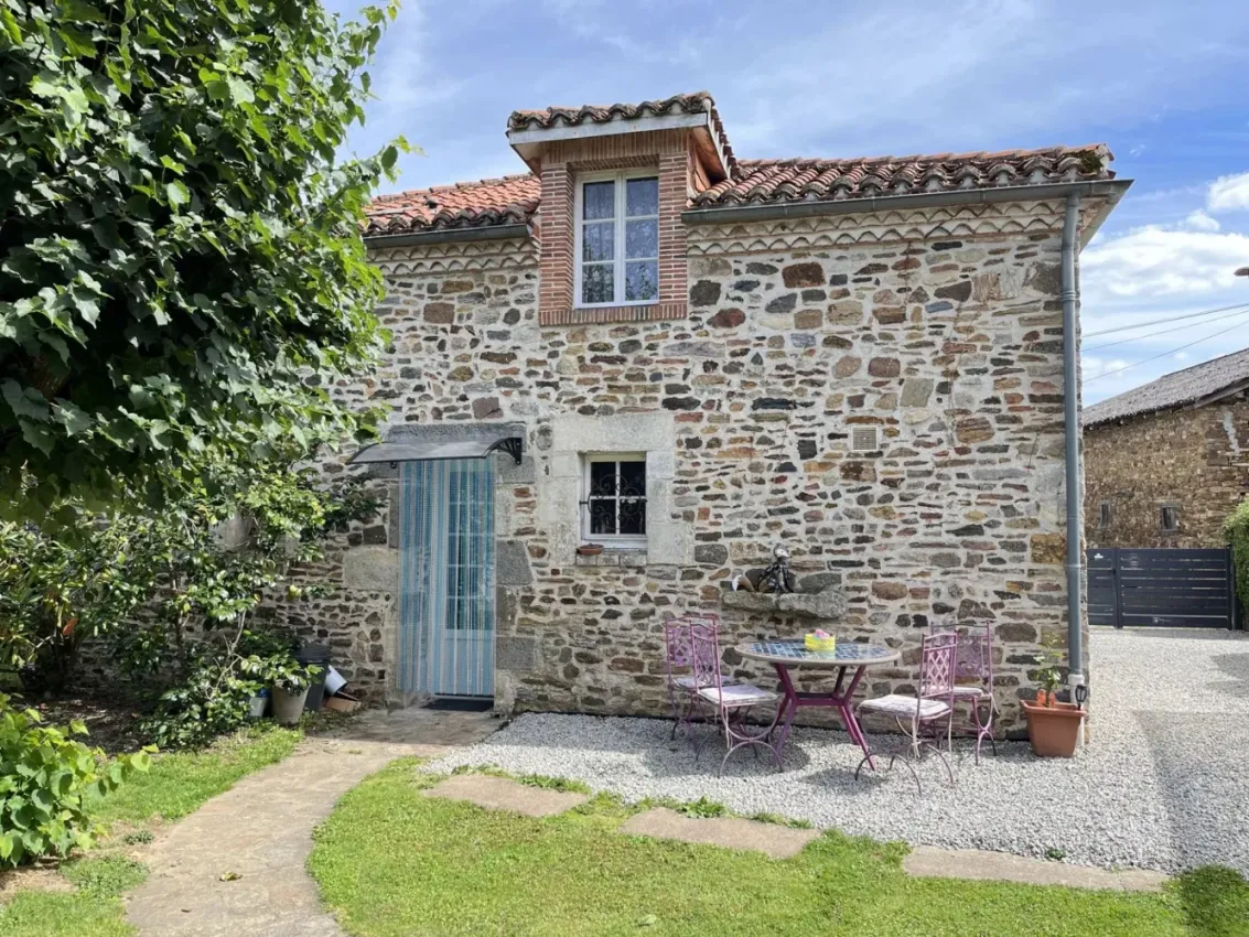 Maison de campagne en pierre de 4 chambres avec seconde maison à rénover à Bussière-Poitevine