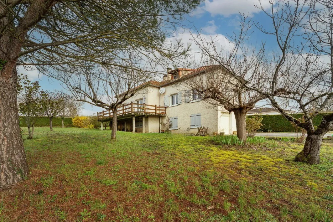 Country house in Lauzerte with professional potential and family living photo 4