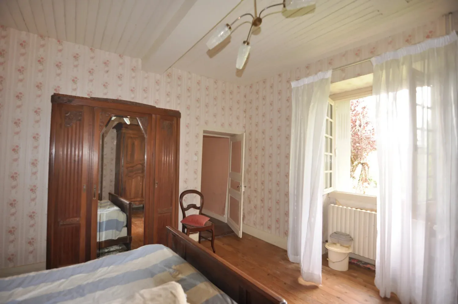 Former farmhouse to restore near Saint-Séverin, 160 m² on 4,794 m² photo 8