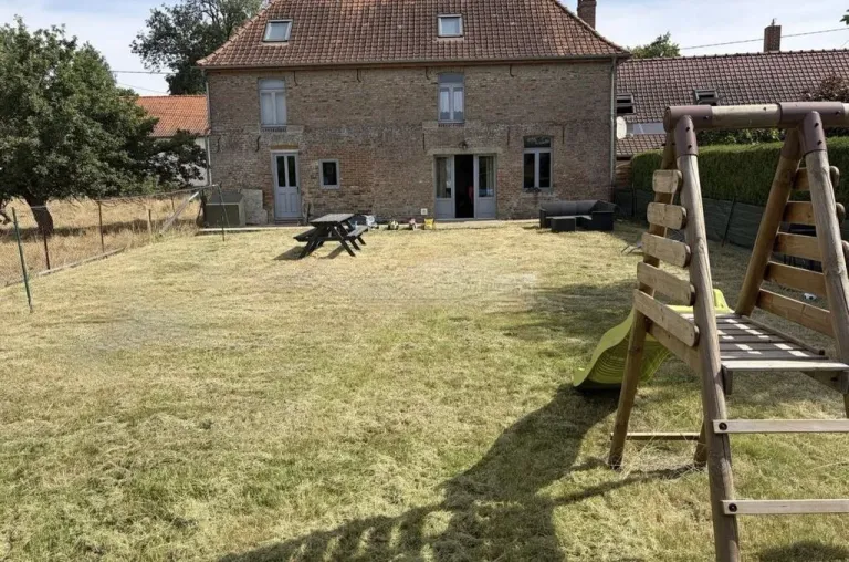 Maison de village de caractère rénovée avec jardin à Auxi-le-Château Photo du bien
