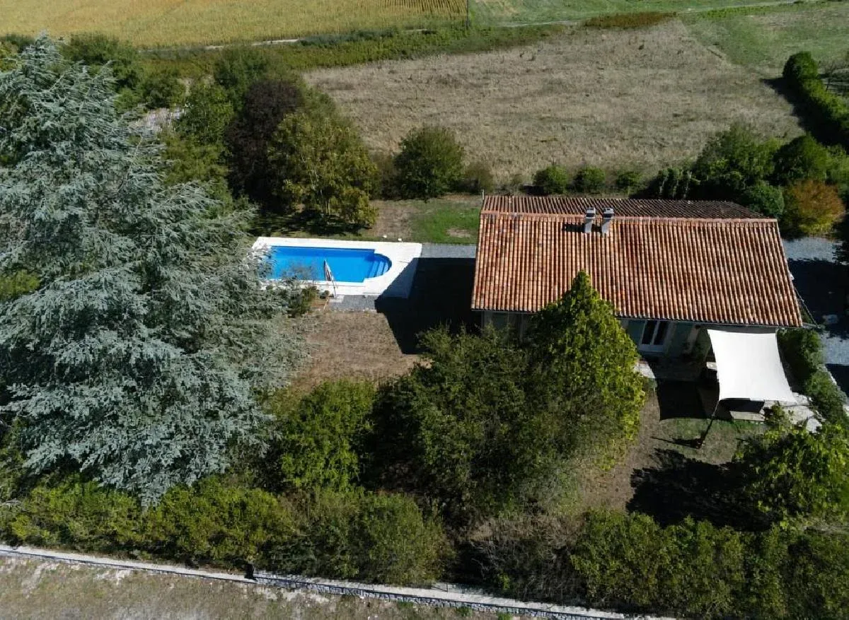 4-Bedroom Single-Storey House with Swimming Pool Near Ruffec photo 2