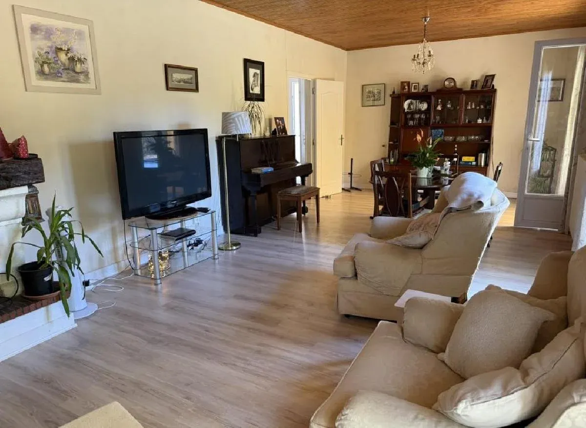 4-Bedroom Single-Storey House with Swimming Pool Near Ruffec photo 4