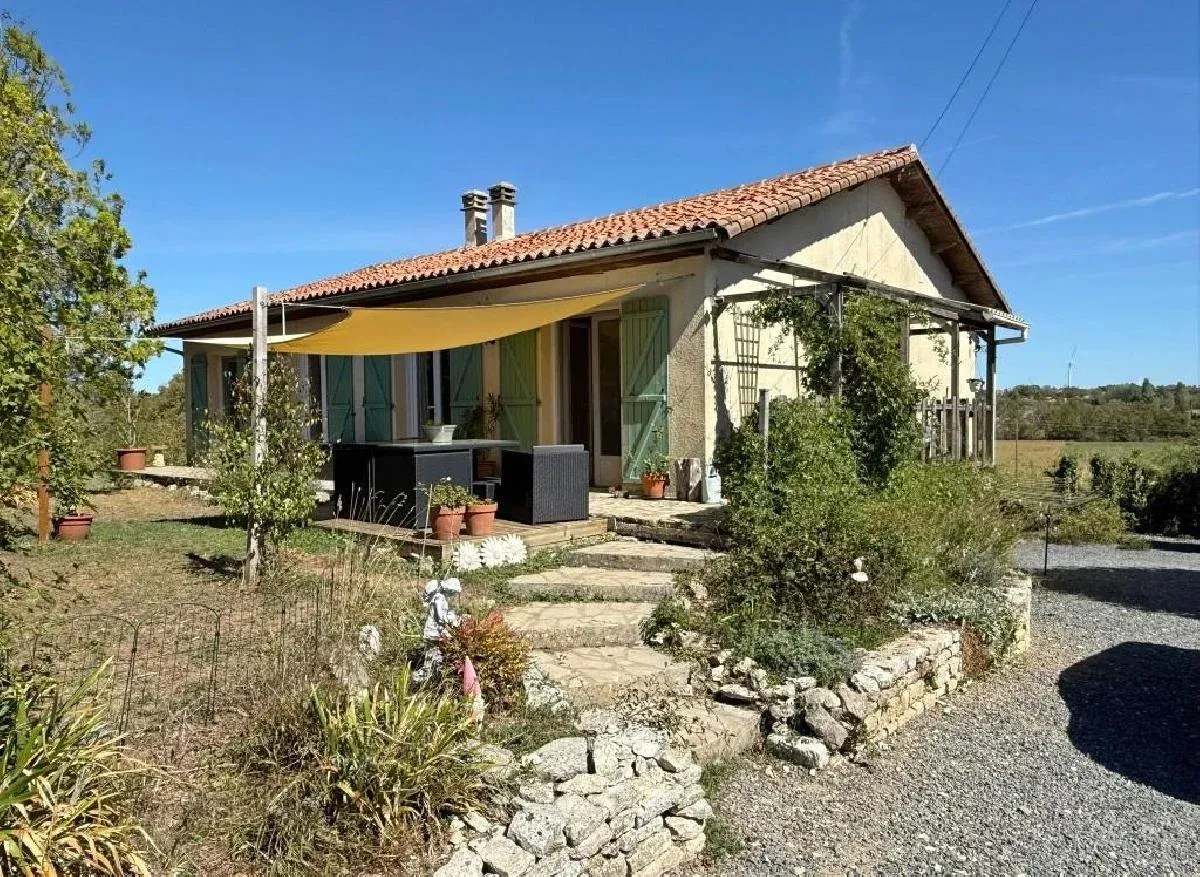 4-Bedroom Single-Storey House with Swimming Pool Near Ruffec photo 3