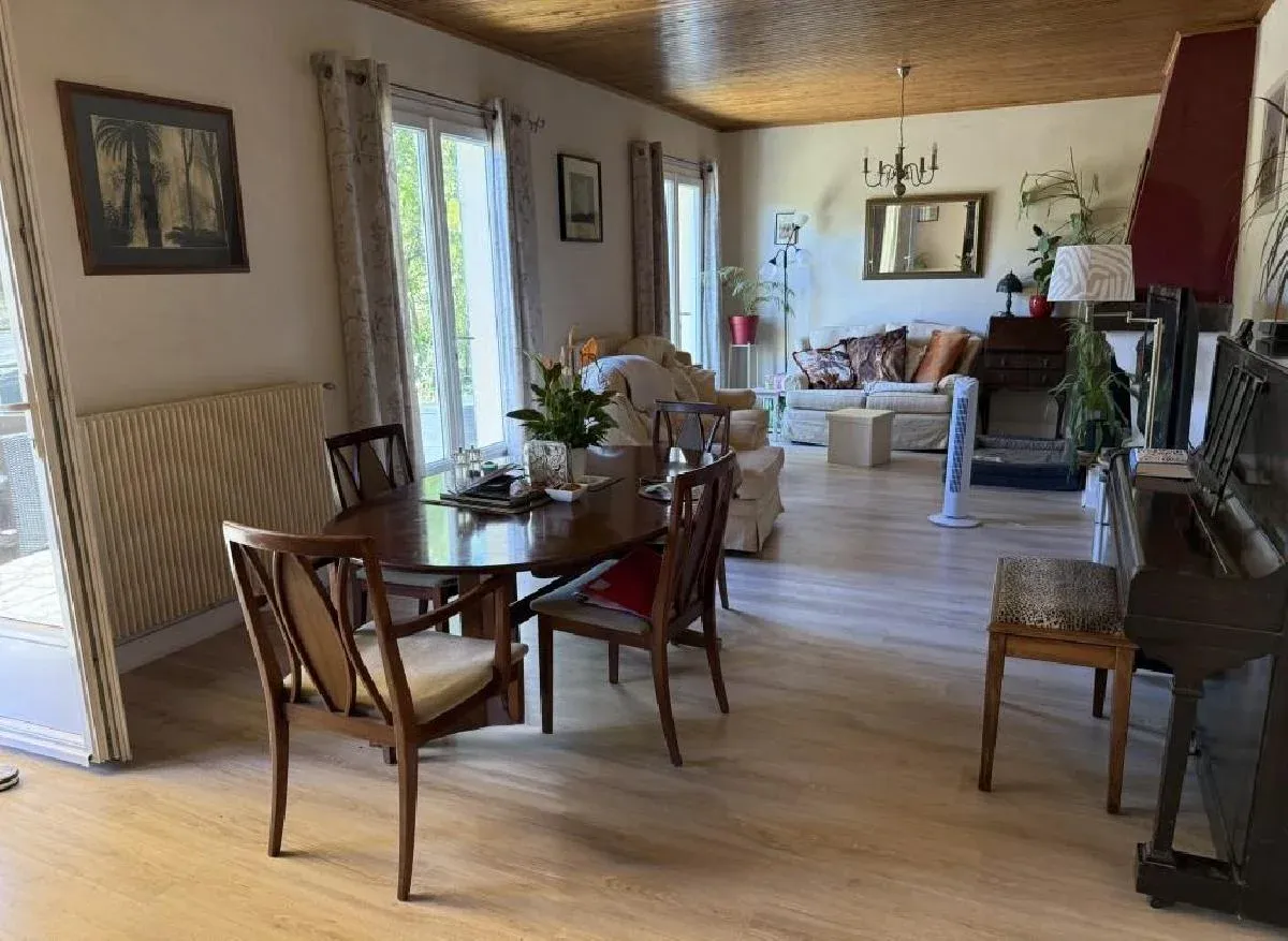 4-Bedroom Single-Storey House with Swimming Pool Near Ruffec photo 5