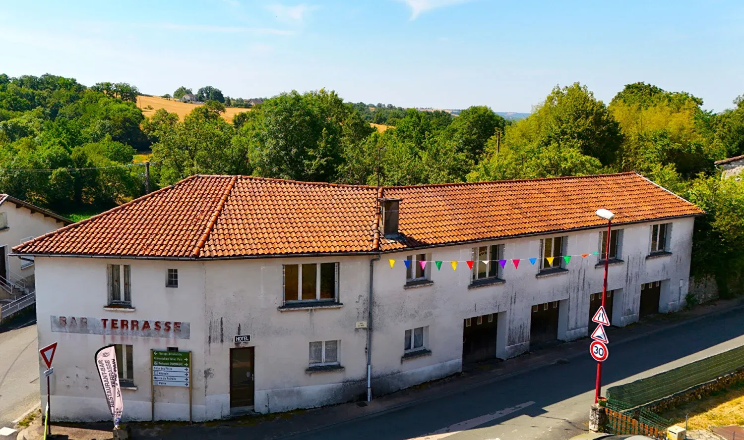 Former hotel with high potential in the heart of Asprières, near Figeac photo 2