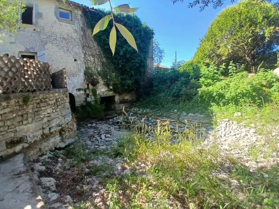 Former walnut mill to renovate in Saint-Palais-du-Né, 2 km from amenities photo 10